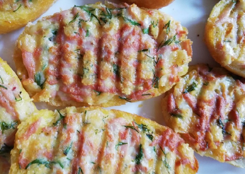 Горячие бутерброды с колбасой и яйцом