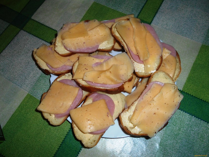 Гренки с ветчиной и сыром