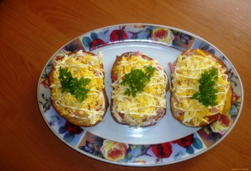 Горячие бутерброды с колбасой и сыром