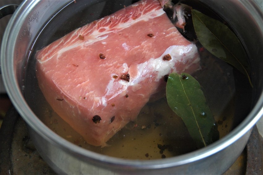 Мясо шпигованное салом