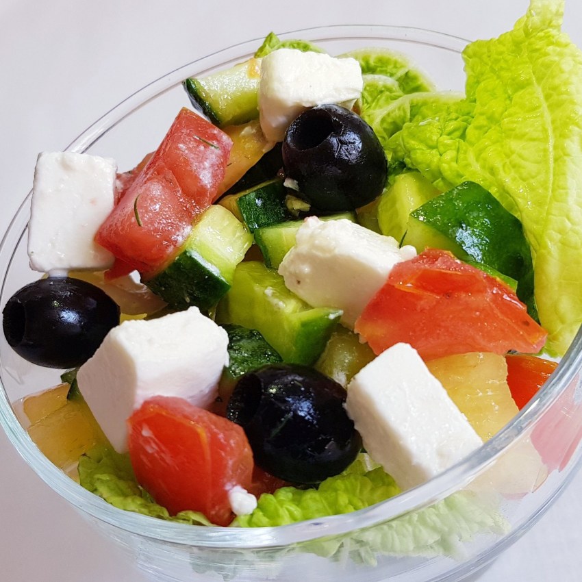 Салат “овощной” с айсбергом и кунжутом