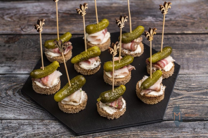 Канапе с перепелиными яйцами и черри
