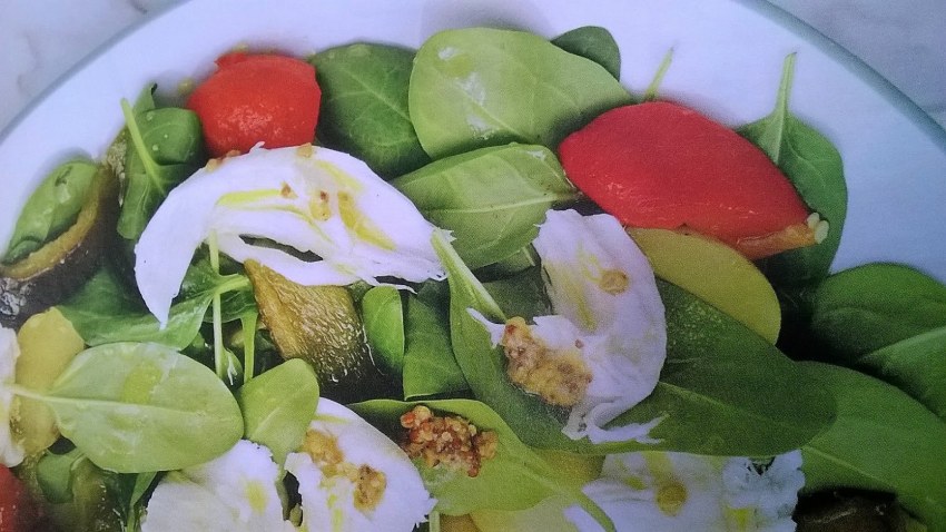 Салат с печеным перцем и моцареллой