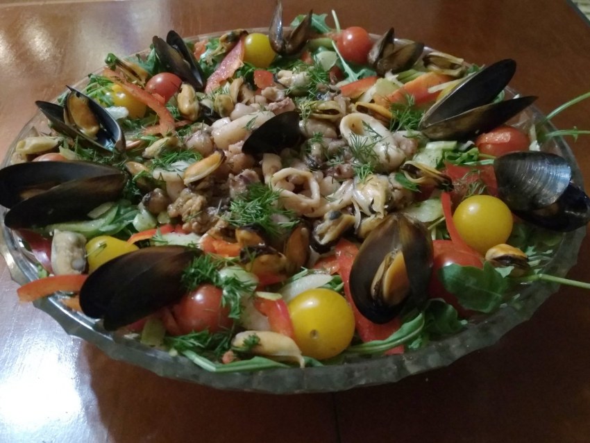 Овощной салат с морепродуктами