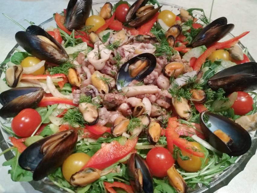 Салат с рукколой и мидиями и помидорами