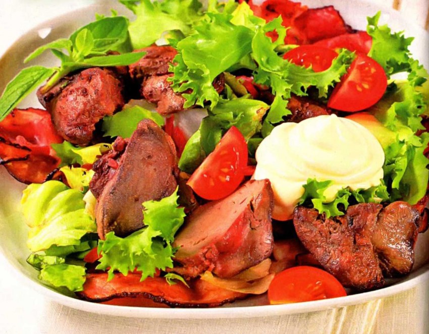 Салат из рукколы с куриной печенью