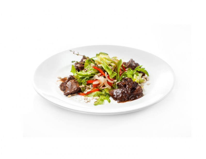 Салат с манго и куриной печенью