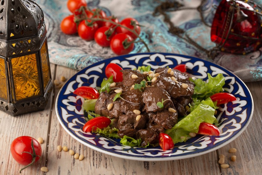 Салат Обжорка с печенью и солеными огурцами