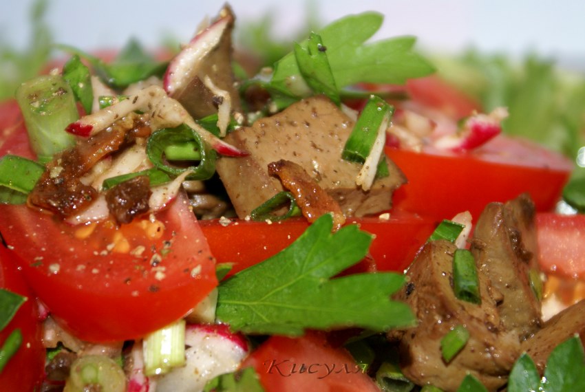 Теплый салат из куриной печени