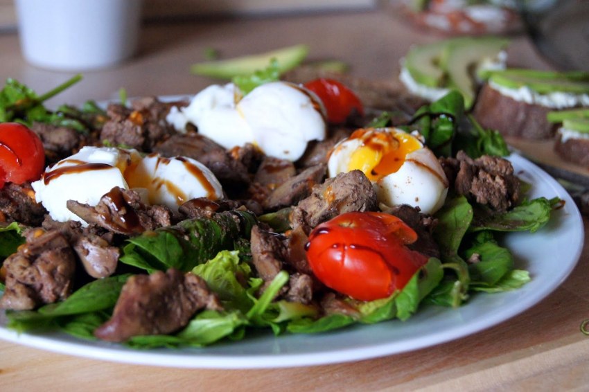 Теплый салат с куриной печенью
