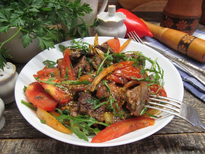 Салат из куриной печени с рукколой