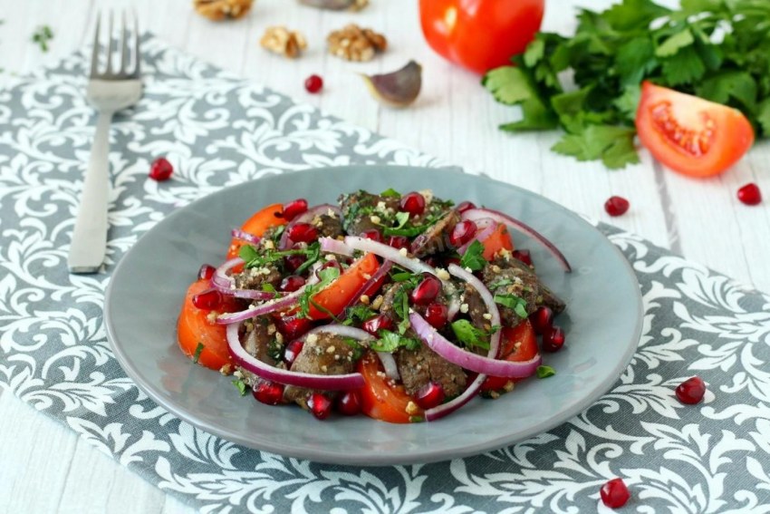 Салат с манго и куриной печенью