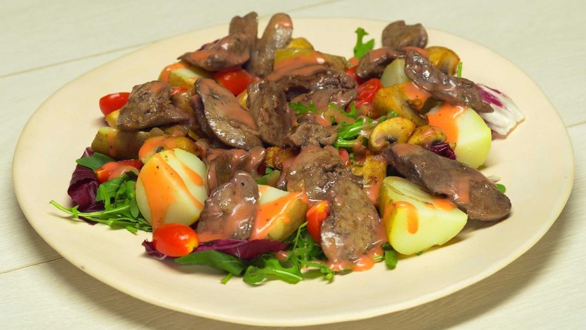 Салат с куриной печенью и шпинатом