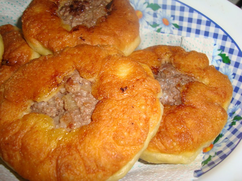 Беляш на белом фоне