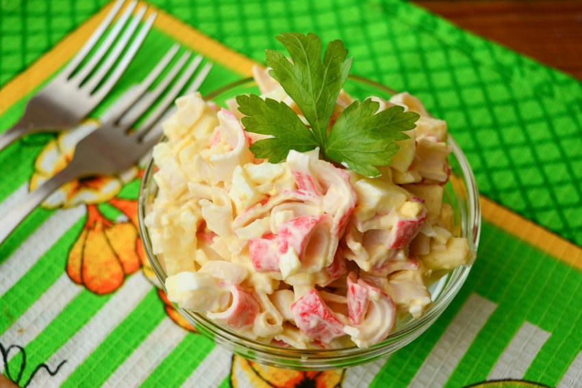 Салат с крабовыми палочками и плавленным сыром и яйцом