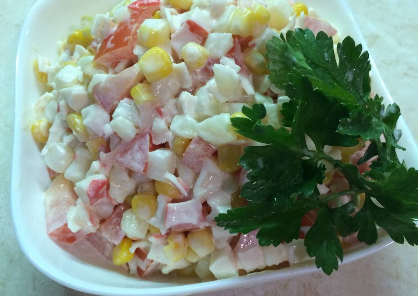 Салат нежный с крабовыми, сыром и помидорами и яйцом