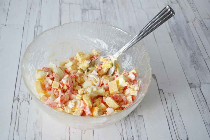 Кучками салат с крабовыми крабовыми палочками