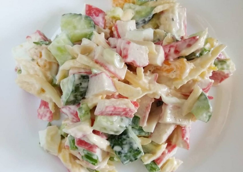 Салат с крабовыми палочками и помидорами