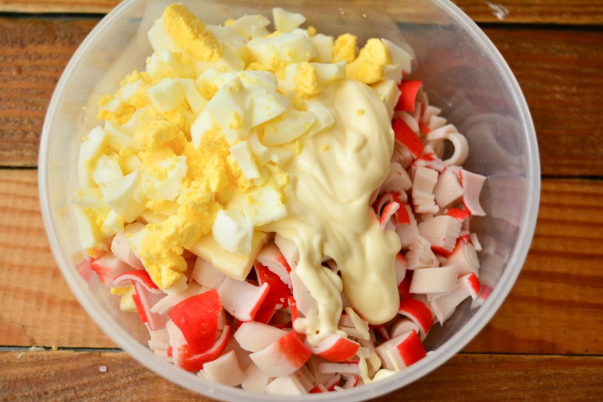 Салат с крабовыми палочками и грибами