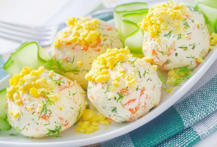 Салат с крабовыми палочками и ананасом и сыром
