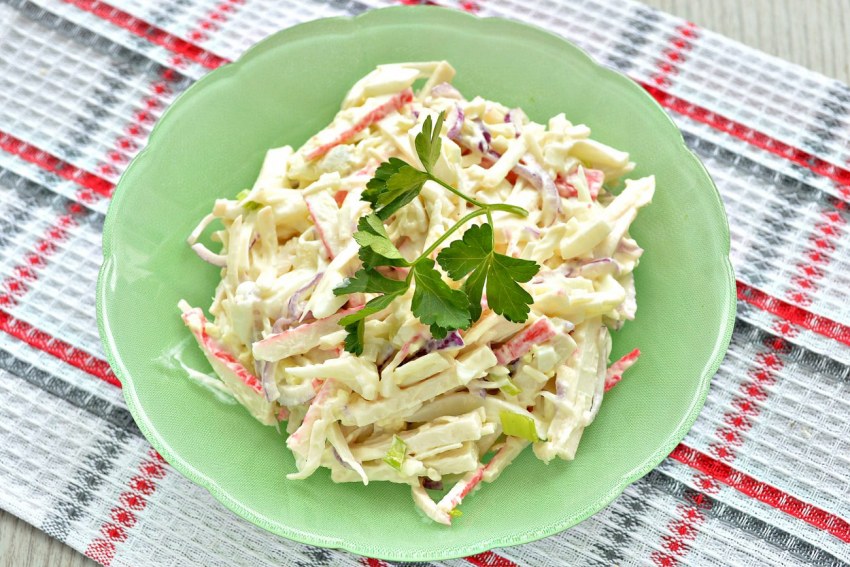 Салат кальмары крабовые палочки яйца огурец. Салат нежный с сыром и колбасой. Салат из кальмара с капустой белокочанной. Крабовый салат с творожным сыром. Крабовый салат Ингредиенты.