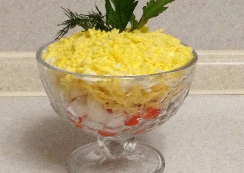 Салат с крабовыми палочками и помидорами и огурцами
