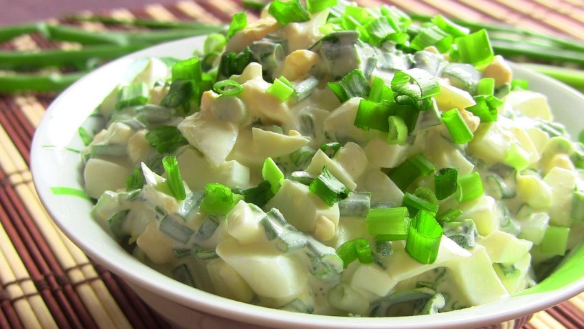 Салат с яйцом и зеленым луком