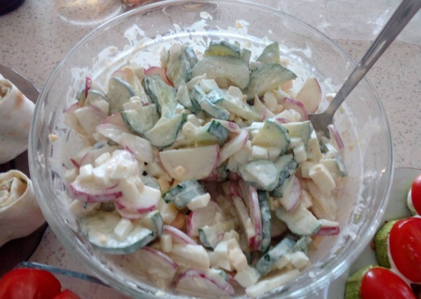 Салат с ветчиной (ветчина, яйцо, морковь, лук, фасоль, огурец, майонез)