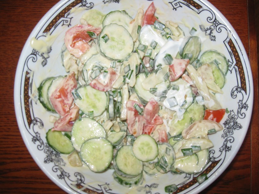 Салат с огурцами