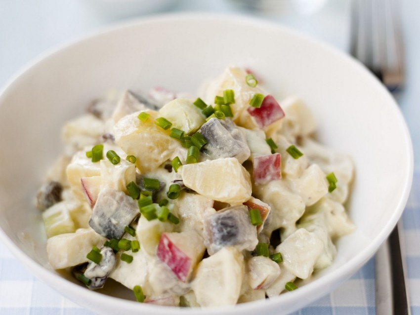 Салат с копчёной колбасой и сыром и помидорами