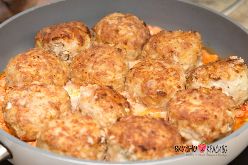 Ёжики из куриного фарша с рисом с подливкой