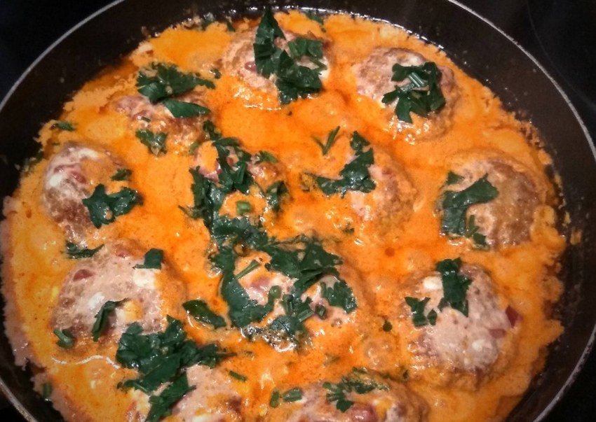 Мясные ежики в томатном соусе