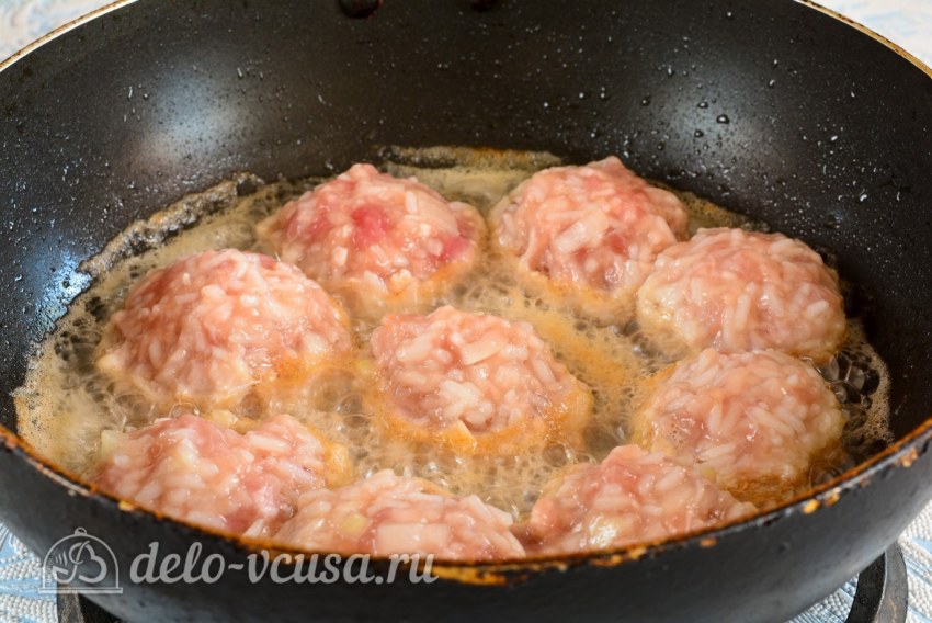 Ёжики из фарша с рисом на сковороде