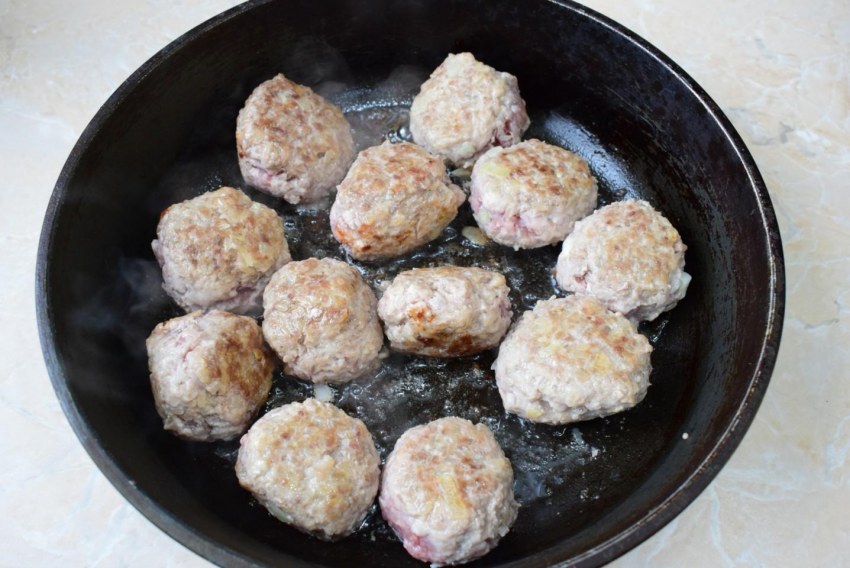 Рисовые ежики с фаршем на сковороде