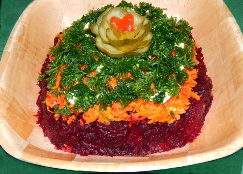 Салат с мясом слоеный