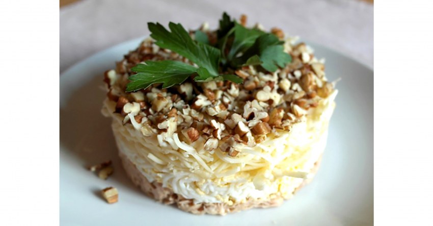 Салат слоёный с солёными огурцами