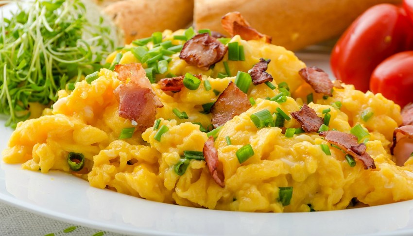 Скрэмбл с беконом и грибами