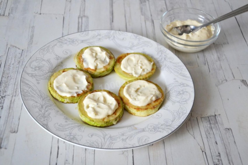 Жареные кабачки с чесноком и майонезом