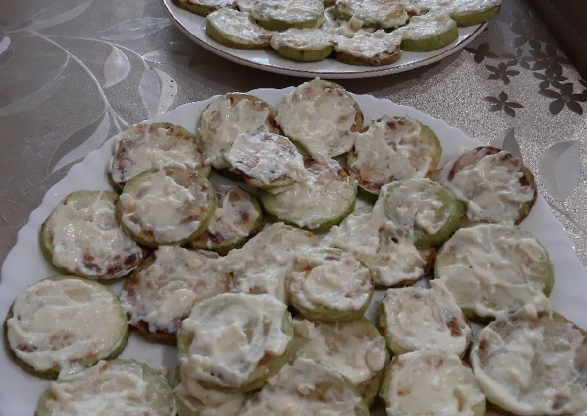 Кабачки жареные на сковороде с чесноком и майонезом