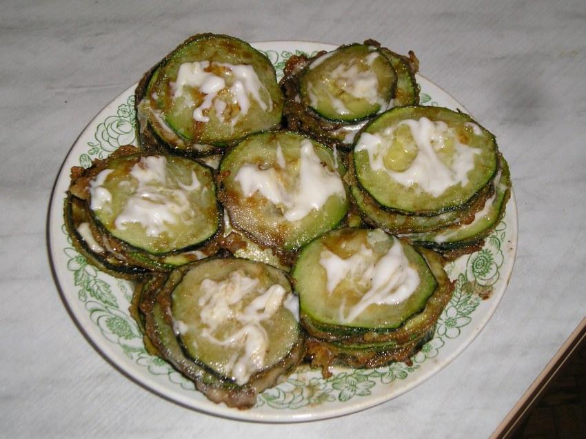 Кабачки с помидором и чесноком и майонезом