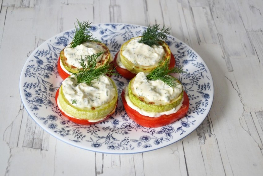 Кабачки жареные с помидорами
