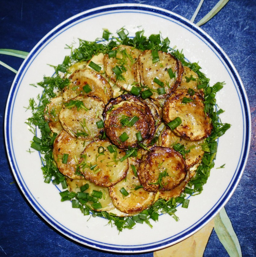 Кабачки жареные на сковороде с чесноком кусочками