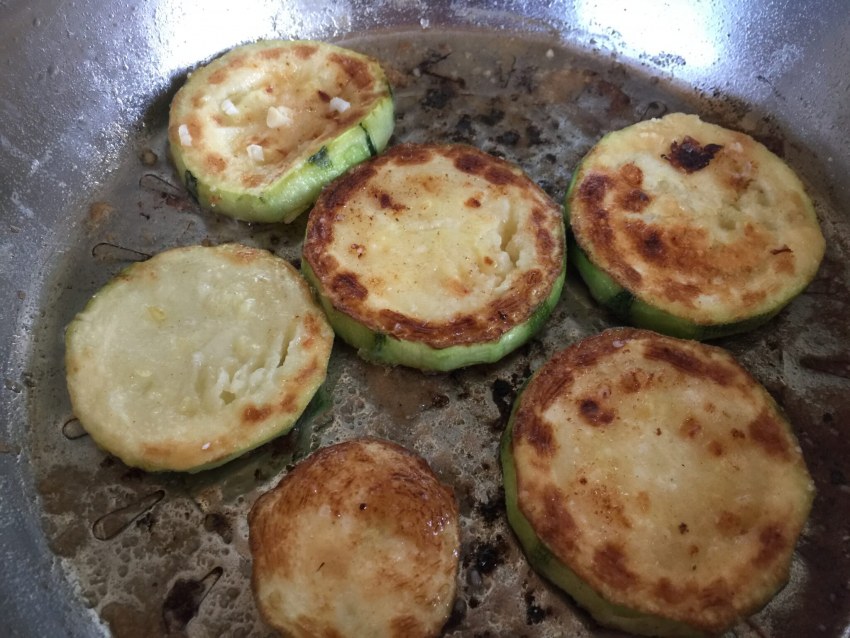 Кабачки с сыром и чесноком и помидорами