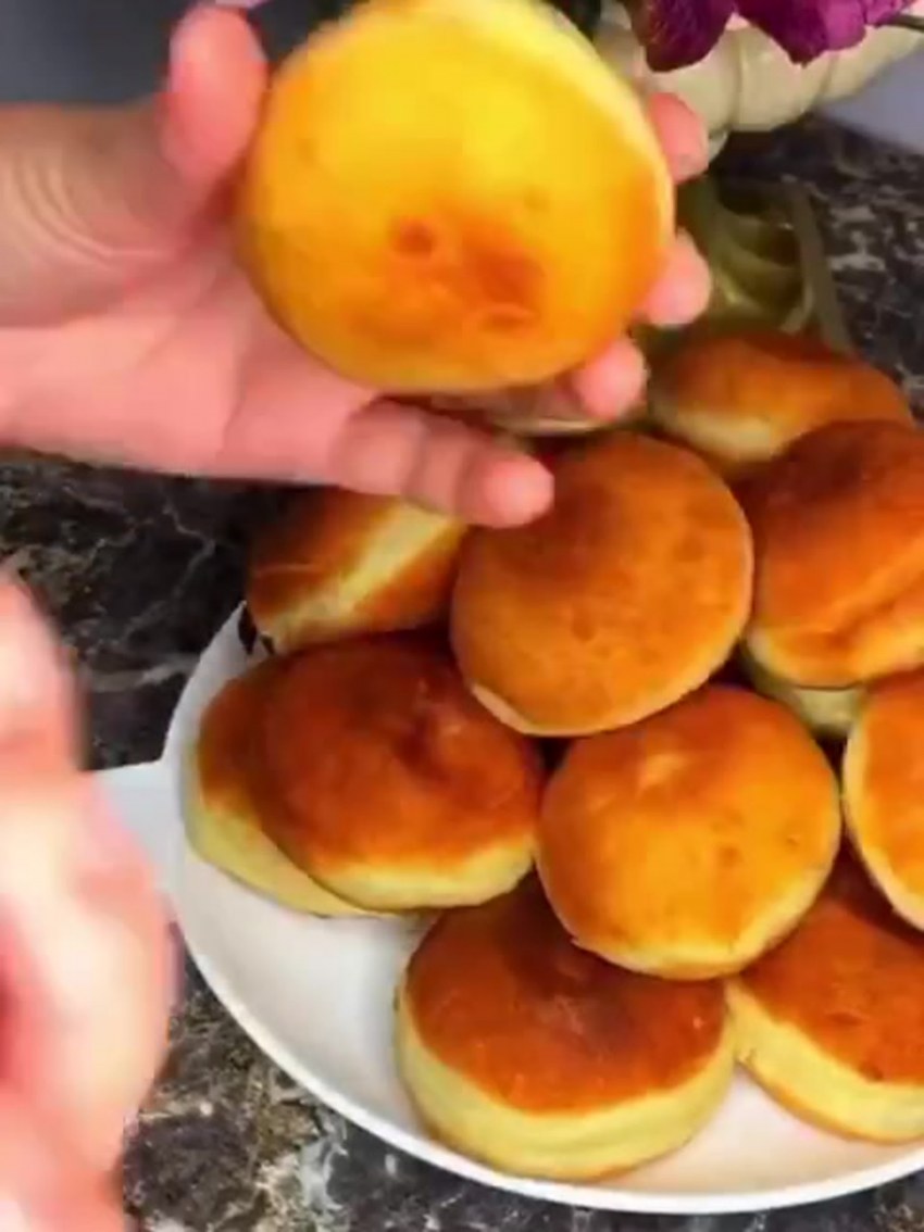 Берлинер со сгущенкой