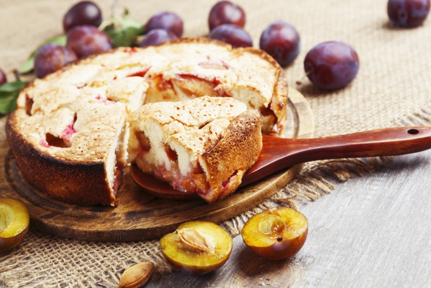 Шарлотка с яблоками и сливами