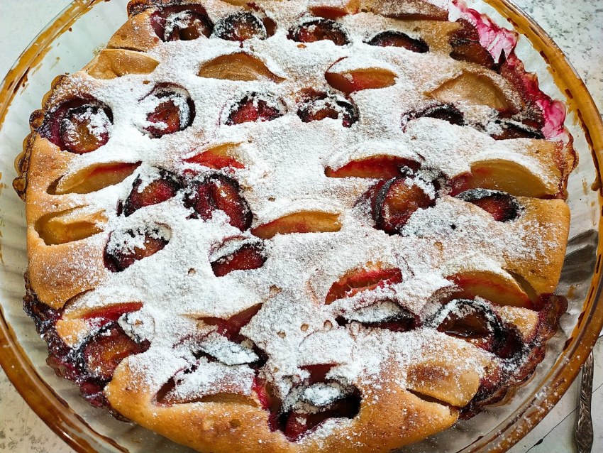 Пирог со сливами и яблоками