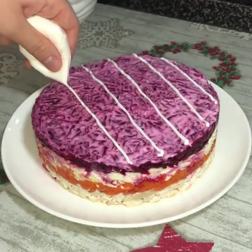 Салат со свёклой и плавленным сыром слоями