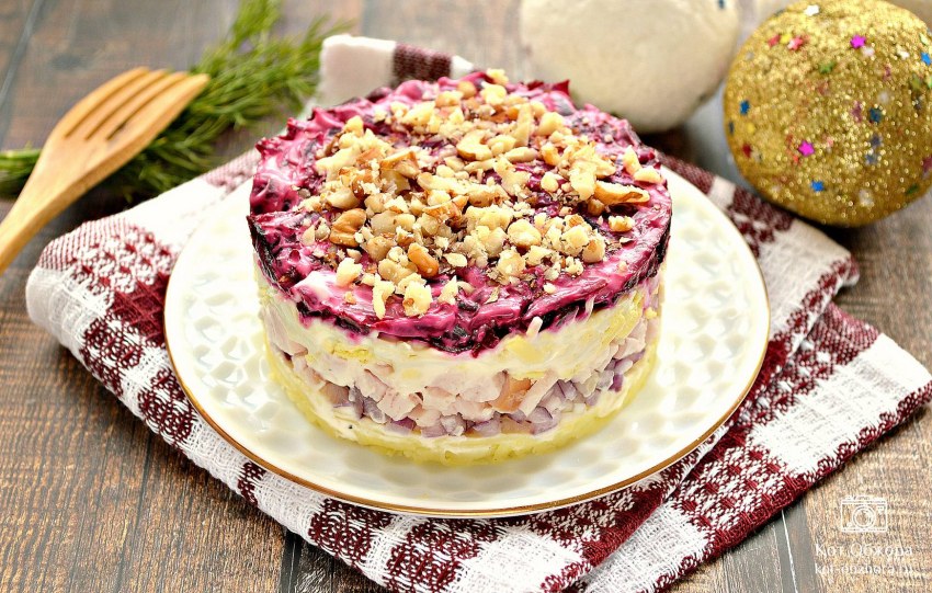 Салат с курицей и свеклой