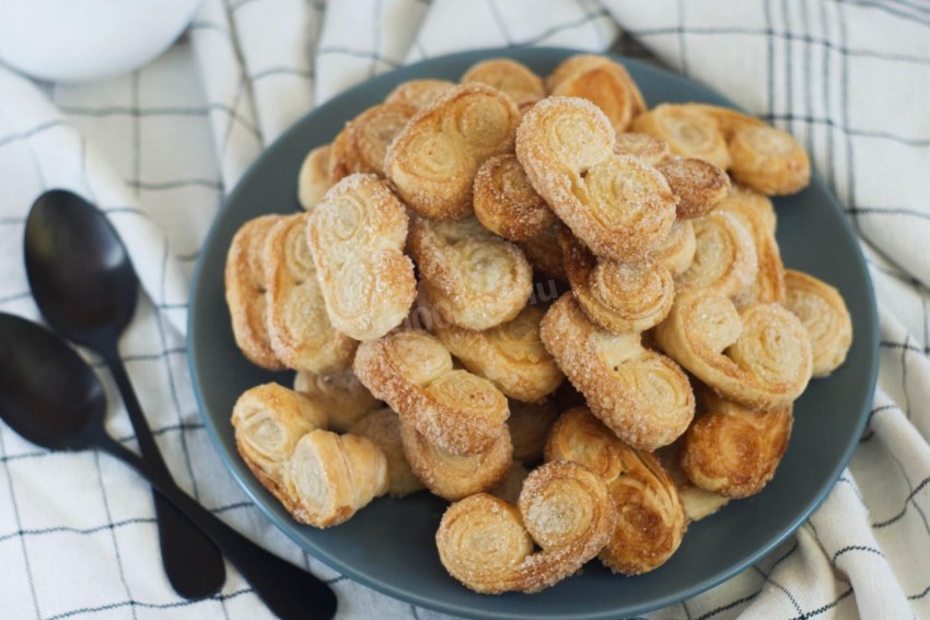 Булочки с сахаром и изюмом