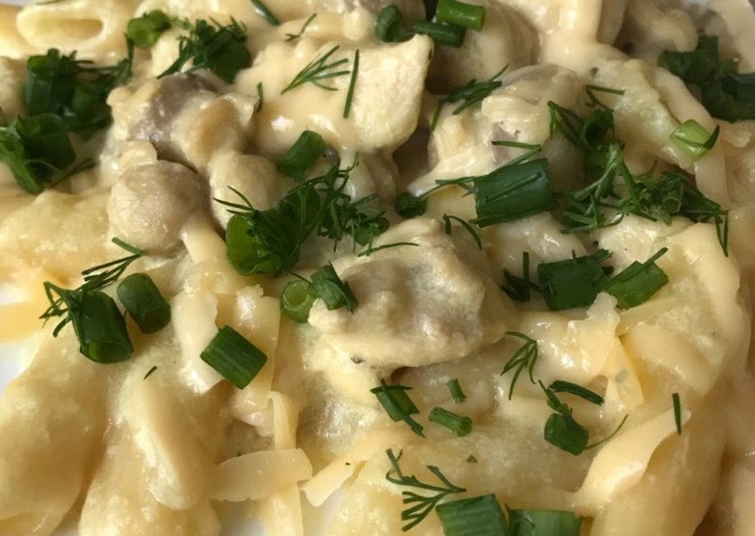 Макароны в сливочно сырном соусе с курицей и грибами
